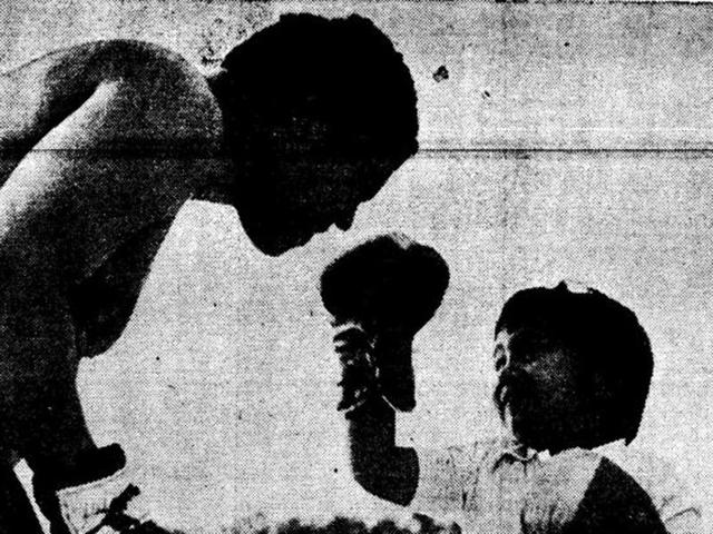 Even a mighty Muhammad Ali didn’t daunt this young ‘challenger’ at an exhibition bout in New Delhi.(K K Chawla / HT Photo) Even a mighty Muhammad Ali didn’t daunt this young ‘challenger’ at an exhibition bout in New Delhi.(K K Chawla / HT Photo)