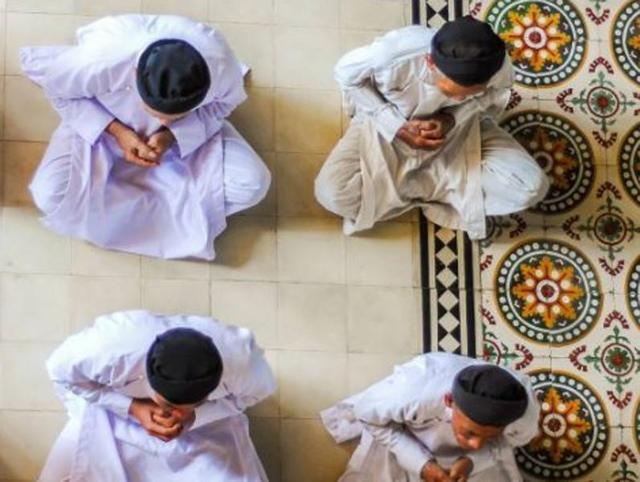 Followers of Cao Dai religion pray in their colourful temple in Tay Ninh, #Vietnam. (notforyourpleasure)