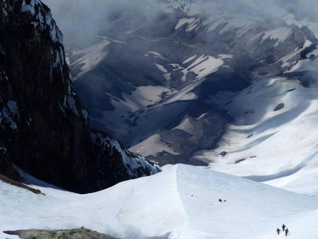 Climbers making their way to the summit of Mount Hood, Oregon attempt to give the mountain a sense of scale. (bobolsen88)