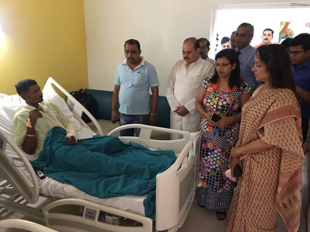Hema Malini met the family members of SP City Mukul Dwivedi & expressedher condolences on Saturday.(Twitter) Hema Malini met the family members of SP City Mukul Dwivedi & expressedher condolences on Saturday.(Twitter)