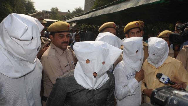 Delhi Police blew the lid off a kidney trade racket at the Indraprastha Apollo Hospital, arresting two of its secretarial staff and three touts. Delhi Police blew the lid off a kidney trade racket at the Indraprastha Apollo Hospital, arresting two of its secretarial staff and three touts.
