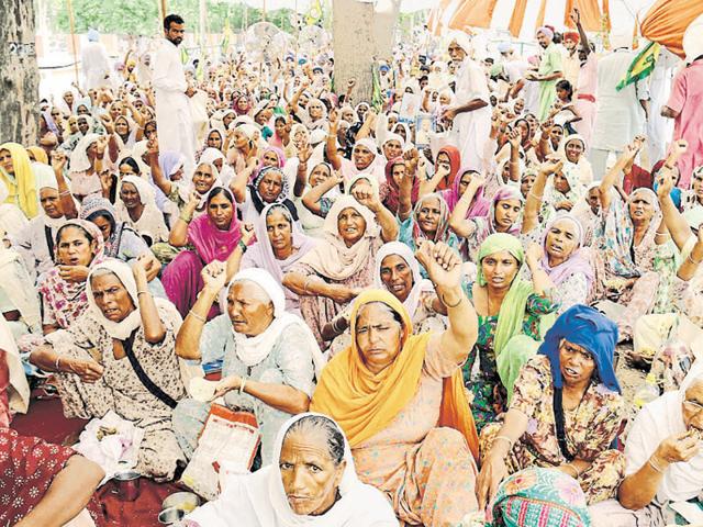 Members of farmer unions raise slogans during their protest in Bathinda on Friday. (Sanjeev Kumar/HT Photo) Members of farmer unions raise slogans during their protest in Bathinda on Friday. (Sanjeev Kumar/HT Photo)