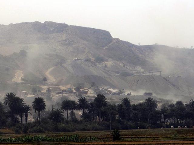 Illegal stone mining causing damage to hills and environment in Sahebgunj. (Parwaz Khan/HT Photo) Illegal stone mining causing damage to hills and environment in Sahebgunj. (Parwaz Khan/HT Photo)