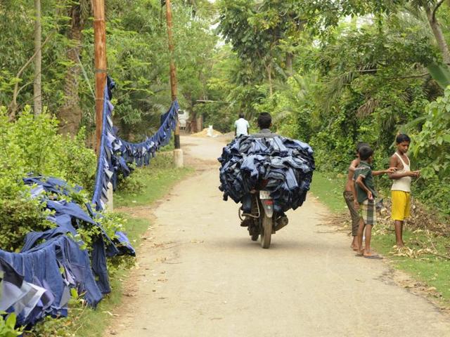 Since 2000, the chemicals, which flow out in the Thakurpur or Charrial Canal, from the nearby 5000 garment dyeing factories, mainly Jeans, are increasingly polluting the water and also the environment.Due to synthetic dye, colour of canal water has turned into deep blackish blue causing various kinds of airborne diseases. The water was earlier used for washing clothes and utensils by the residents and was also channelised into farmers’ fields for irrigation. (Samir Jana/HT Photo) Since 2000, the chemicals, which flow out in the Thakurpur or Charrial Canal, from the nearby 5000 garment dyeing factories, mainly Jeans, are increasingly polluting the water and also the environment.Due to synthetic dye, colour of canal water has turned into deep blackish blue causing various kinds of airborne diseases. The water was earlier used for washing clothes and utensils by the residents and was also channelised into farmers’ fields for irrigation. (Samir Jana/HT Photo)