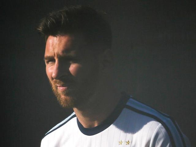 Lionel Messi practices during a training session of Argentina's national football team at San Jose State University in preparation for the Copa America 2016. (AFP Photo) Lionel Messi practices during a training session of Argentina's national football team at San Jose State University in preparation for the Copa America 2016. (AFP Photo)