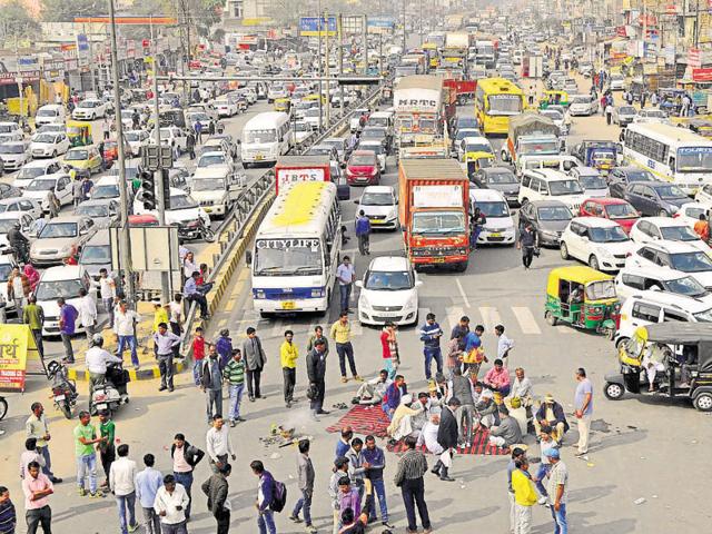 Last time, though there was no violence in Gurgaon, protesters blocked several important Gurgaon roads. (HT) Last time, though there was no violence in Gurgaon, protesters blocked several important Gurgaon roads. (HT)