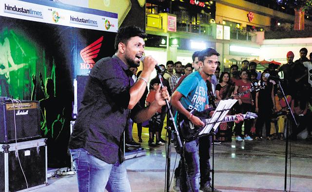 Members of Bhor band perform in Friday jam season-3 at CyberHub, in Gurgaon (Parveen Kumar/HT) Members of Bhor band perform in Friday jam season-3 at CyberHub, in Gurgaon (Parveen Kumar/HT)