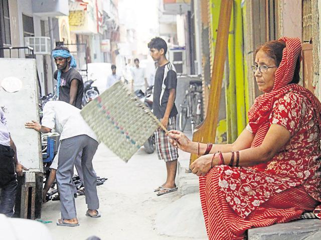 Residents of Gurgaon have been reeling from long power cuts ever since the onset of summer. (HT Photo) Residents of Gurgaon have been reeling from long power cuts ever since the onset of summer. (HT Photo)