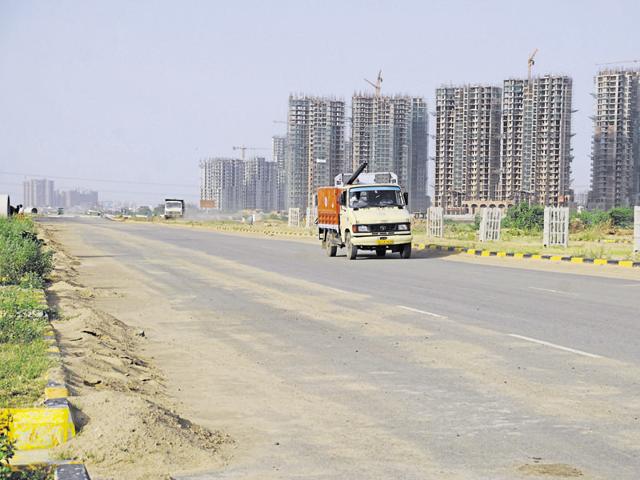 A team of NHAI and private consultants AECOM on Friday conducted an inspection of the proposed 9.9 km of the Delhi side of the expressway.(HT File Photo) A team of NHAI and private consultants AECOM on Friday conducted an inspection of the proposed 9.9 km of the Delhi side of the expressway.(HT File Photo)