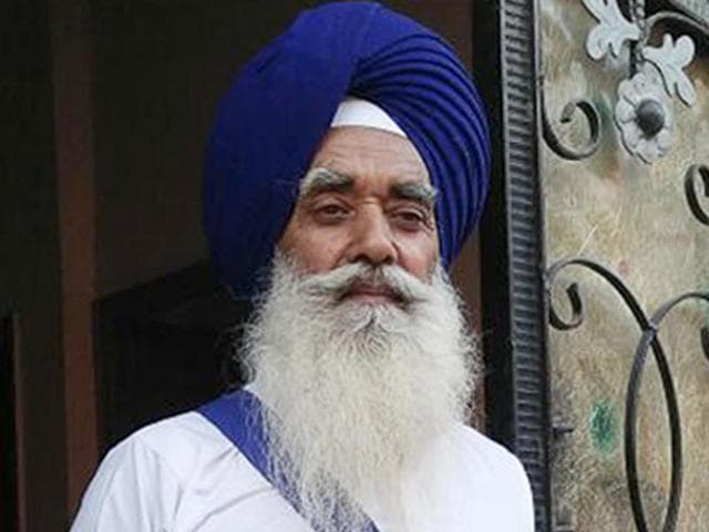 In defiance of the transfer order, ‘ardasia’ Balbir Singh staying home in Amritsar on Saturday.(Gurpreet Singh/HT) In defiance of the transfer order, ‘ardasia’ Balbir Singh staying home in Amritsar on Saturday.(Gurpreet Singh/HT)