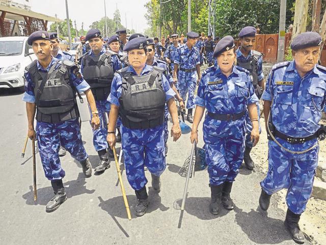 Paramilitary troops and Punjab Police personnel take part in a flag march in Amritsar.(HT Photo)