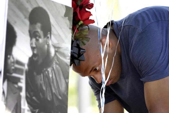 People leave balloons on an impromptu memorial for Muhammad Ali outside the Scottsdale Osborn Medical Center on Saturday. (AP) People leave balloons on an impromptu memorial for Muhammad Ali outside the Scottsdale Osborn Medical Center on Saturday. (AP)