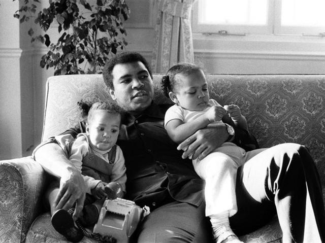 Muhammad Ali is seen cuddling his daughters Laila, (L ) and Hana (R) at a Hotel in London. (REUTERS photo) Muhammad Ali is seen cuddling his daughters Laila, (L ) and Hana (R) at a Hotel in London. (REUTERS photo)