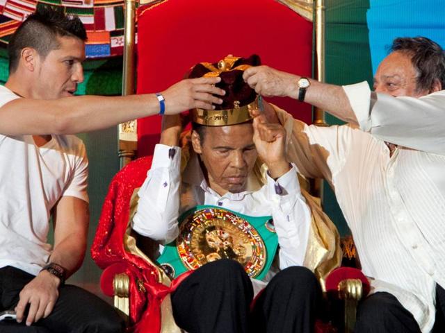 Argentinian boxer Sergio "Maravilla" Martinez (L) and the president of the World Boxing Council, Jose Sulaiman (R), place the crown of "King of Boxing" on former American boxer Muhammad Ali. (REUTERS photo) Argentinian boxer Sergio "Maravilla" Martinez (L) and the president of the World Boxing Council, Jose Sulaiman (R), place the crown of "King of Boxing" on former American boxer Muhammad Ali. (REUTERS photo)