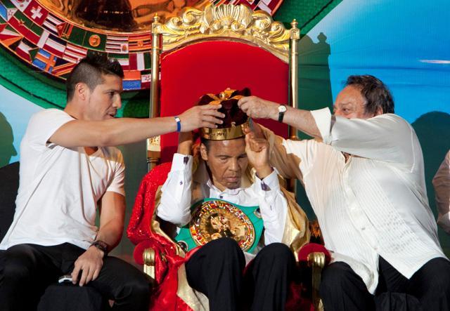 Argentinian boxer Sergio "Maravilla" Martinez (left) and the president of the World Boxing Council, Jose Sulaiman (right), place the crown of "King of Boxing" on former American boxer Muhammad Ali during the 50th Convention of the World Boxing Council in Cancun. (Reuters Photo)