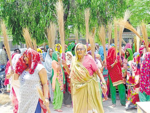 Upset over long power cuts, women in Greater Noida on Friday protested against Noida Power Corporation Limited.(Sunil Sharma/HT Photo) Upset over long power cuts, women in Greater Noida on Friday protested against Noida Power Corporation Limited.(Sunil Sharma/HT Photo)