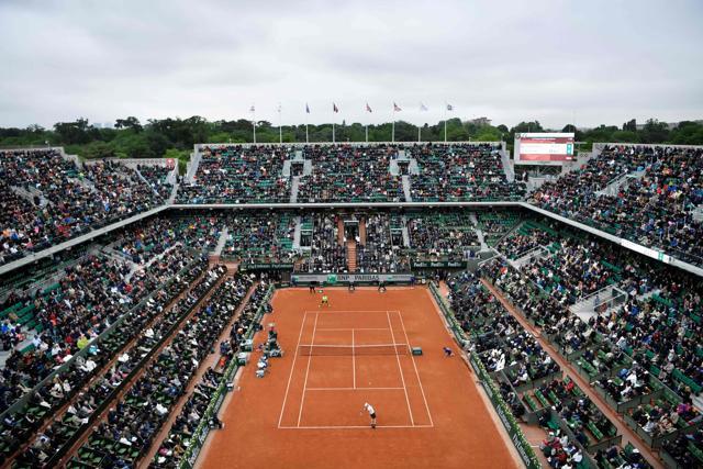 People attend the men's semifinal match between Switzerland's Stanislas Wawrinka and Britain's Andy Murray at the Roland Garros 2016 French Tennis Open in Paris. (AFP Photo) People attend the men's semifinal match between Switzerland's Stanislas Wawrinka and Britain's Andy Murray at the Roland Garros 2016 French Tennis Open in Paris. (AFP Photo)