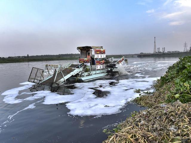 Garbage skimmer skims out garbage from Yamuna. The first trash skimmer procured under the third Yamuna Action Plan (YAP). It has the capacity to pick up 10 tons of solid waste daily. (Ajay Aggarwal/HT Photo) Garbage skimmer skims out garbage from Yamuna. The first trash skimmer procured under the third Yamuna Action Plan (YAP). It has the capacity to pick up 10 tons of solid waste daily. (Ajay Aggarwal/HT Photo)