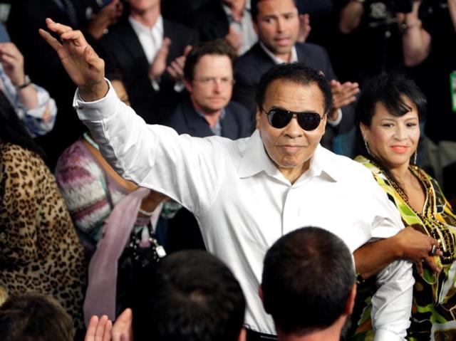 Boxing legend Muhammad Ali stands with his wife Yolanda as he is introduced before the welterweight fight between Floyd Mayweather Jr. and Shane Mosley. (REUTERS photo) Boxing legend Muhammad Ali stands with his wife Yolanda as he is introduced before the welterweight fight between Floyd Mayweather Jr. and Shane Mosley. (REUTERS photo)