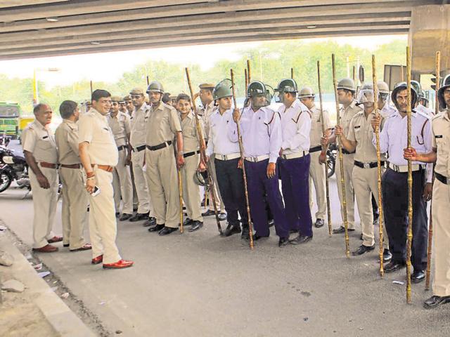 Large number of police personnel were deployed at intersections that protesters blocked in the first round of the stir (Parveen Kumar/HT Photo) Large number of police personnel were deployed at intersections that protesters blocked in the first round of the stir (Parveen Kumar/HT Photo)