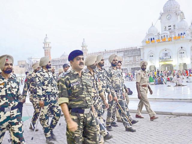 Nearly 8,000 police personnel, besides six companies of paramilitary forces, have been camping in Amritsar for a week now, deployed at 200-odd checkpoints.(Sameer Sehgal/HT Photo) Nearly 8,000 police personnel, besides six companies of paramilitary forces, have been camping in Amritsar for a week now, deployed at 200-odd checkpoints.(Sameer Sehgal/HT Photo)