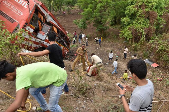 The bus crashed into two stationary cars on Mumbai-Pune Expressway around 4.30am on Sunday. (Bachchan Kumar/Hindustna Times) The bus crashed into two stationary cars on Mumbai-Pune Expressway around 4.30am on Sunday. (Bachchan Kumar/Hindustna Times)