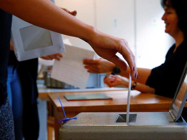 People cast their ballots during a vote on whether to give every adult citizen a basic guaranteed monthly income of 2,500 Swiss francs ($2,560), in a school in Bern, Switzerland, June 5, 2016. (REUTERS) People cast their ballots during a vote on whether to give every adult citizen a basic guaranteed monthly income of 2,500 Swiss francs ($2,560), in a school in Bern, Switzerland, June 5, 2016. (REUTERS)