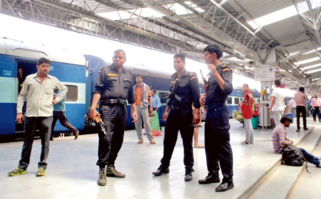 Forces equipped with combat gear were seen at the railway station, bus stations and other public places on Sunday. (Parveen Kumar/HT Photo) Forces equipped with combat gear were seen at the railway station, bus stations and other public places on Sunday. (Parveen Kumar/HT Photo)