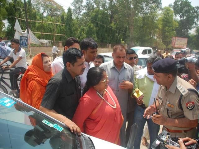 Authorities stopped Union minister Sadhvi Niranjan Jyoti outside Jawahar Bagh, prompting the Hindu leader to allege that the Samajwadi Party was complicit in the violence. (Hindustan Times Photo) Authorities stopped Union minister Sadhvi Niranjan Jyoti outside Jawahar Bagh, prompting the Hindu leader to allege that the Samajwadi Party was complicit in the violence. (Hindustan Times Photo)