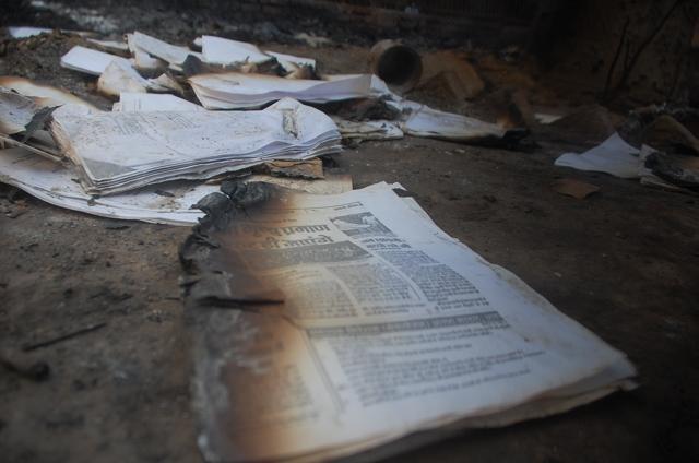 Clothes, bags and books are amid the rubble, presumably used by the children who lived with their families there. There were also burnt documents with bank account details and addresses of those staying in Jawahar Bagh park. Literature related to Bose was also found all over the place. (Antram/HT Photo)