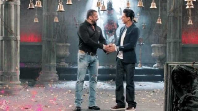 Shah Rukh and Salman were seen wearing shoes on the sets of the temple while shooting for an episode of Bigg Boss 9 where the idol can be seen in the background. (YouTube)