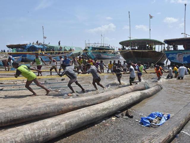 Fishermen in Mumbai have begun to haul up their boats as the monsoon nears (Hindustan Times)