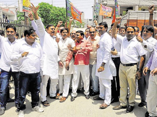 More than 500 protesters gathered at the district headquarters and shouted anti-government slogans. (Sunil Ghosh/HT Photo) More than 500 protesters gathered at the district headquarters and shouted anti-government slogans. (Sunil Ghosh/HT Photo)