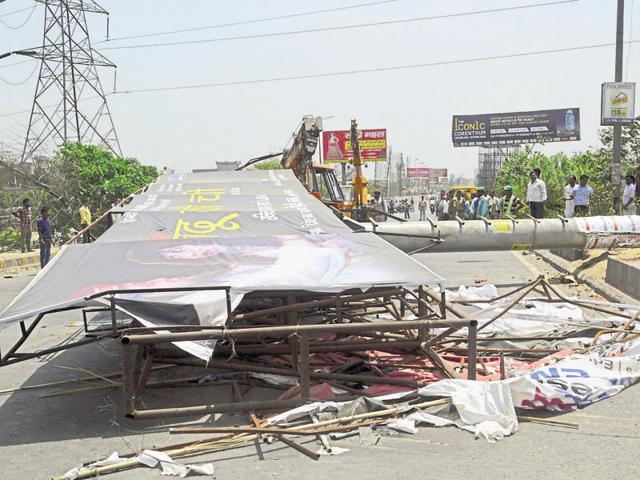 Four commuters were injured and three vehicles damaged due to collapse of a heavy unipole on GT Road in Ghaziabad, near river Hindon. (HT File) Four commuters were injured and three vehicles damaged due to collapse of a heavy unipole on GT Road in Ghaziabad, near river Hindon. (HT File)