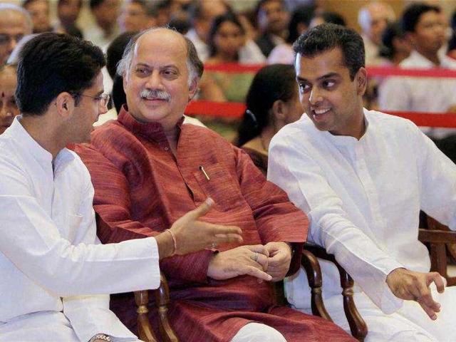 Gurudas Kamat (centre) held the post of general secretary of the All India Congress Committee. (HT File Photo)