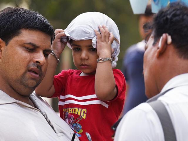 The maximum temperature in Delhi on Sunday was 42.6°C, two notches above the average. But the weather department has predicted thunderstorms and rain this week in the capital. (Virendra Singh Gosain / HT Photo)