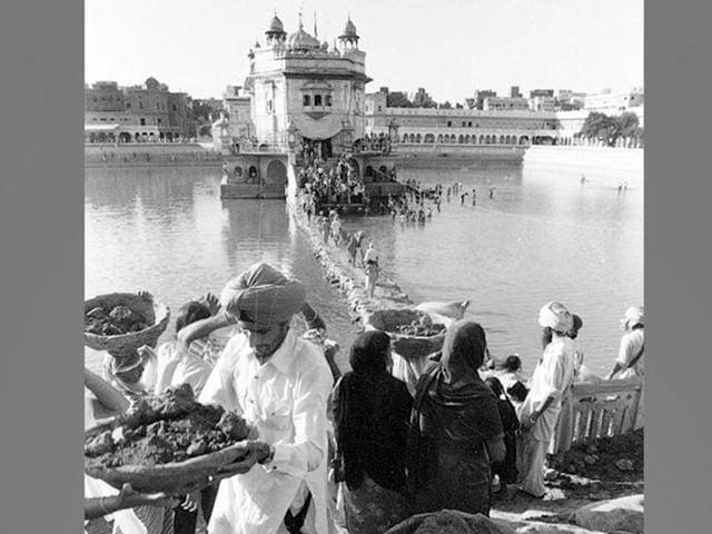 This November 22, 1984-photo shows locals and devotees performing Kar Sewa (voluntary service) at the Golden Temple. (KK Chawla/HT File Photo ) This November 22, 1984-photo shows locals and devotees performing Kar Sewa (voluntary service) at the Golden Temple. (KK Chawla/HT File Photo )