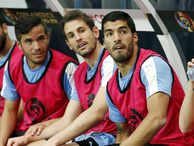 Injured Uruguay forward Luis Suarez (right) sits on the sideline with teammates Alvaro Gonzalez (left), Cristhian Stuani (middle) prior to a Copa America group C football match against Mexico at University of Phoenix Stadium.(AP Photo)