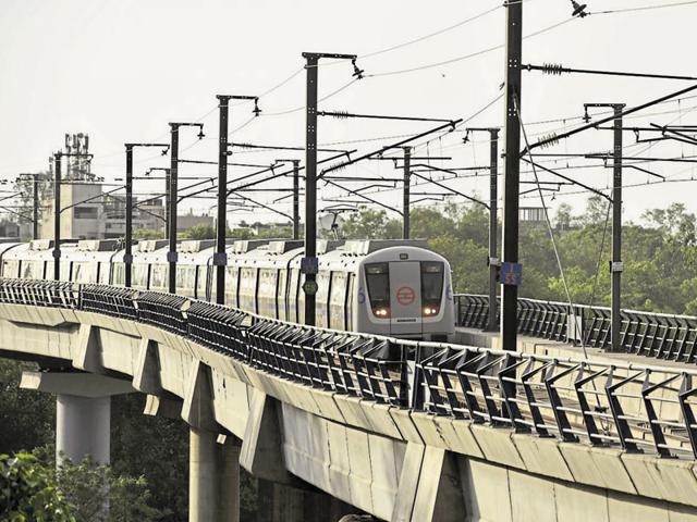 Expert say change in weather causes technical glitches in the overhead wires. (Arun Sharma/HT Photo) Expert say change in weather causes technical glitches in the overhead wires. (Arun Sharma/HT Photo)