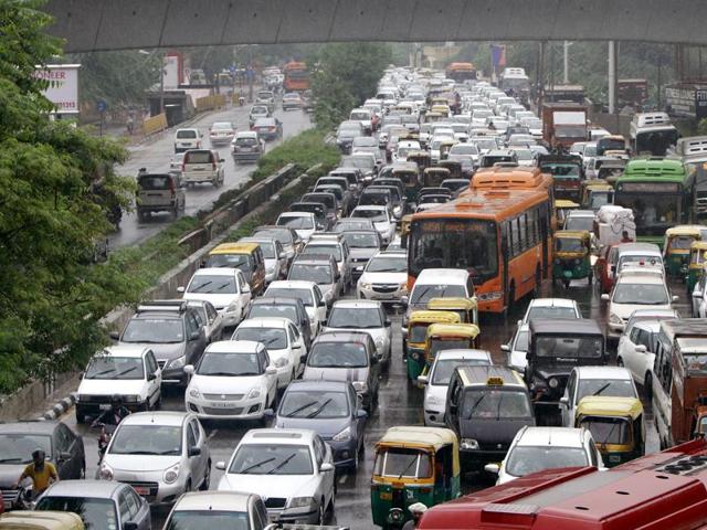 A high power committee under the Union ministry of urban Development (MoUD) has submitted a list of recommendations to decongest the traffic in the city.(Hindustan Times)