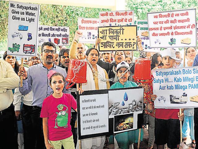 Residents of DLF phases 1 and 3 protested outside the mini secretariat on May 30 against long power cuts and water crisis in their area.(HT File)