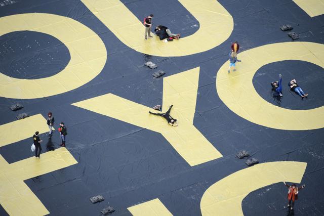 Activists pose on top of a giant poster reading “What would you do if your income was taken care of?”, setting the Guinness World Record for the largest poster ever printed, on May 14, 2016 in Plainpalais place in Geneva. (AFP Photo) Activists pose on top of a giant poster reading “What would you do if your income was taken care of?”, setting the Guinness World Record for the largest poster ever printed, on May 14, 2016 in Plainpalais place in Geneva. (AFP Photo)