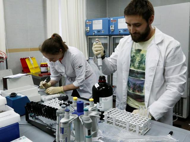 Technicians Ilya Podolsky and Natalia Bochkaryova work at the Russian anti-doping laboratory in Moscow.(Reuters Photo)