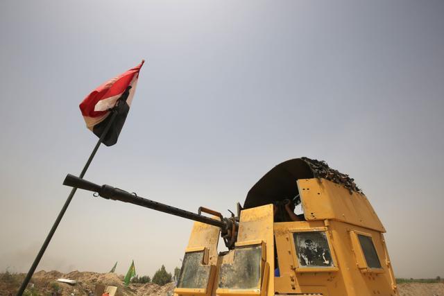 A member of the Iraqi government forces monitors the front line near the village of al-Azraqiyah, northwest of the city of Fallujah on Sunday. (AFP)