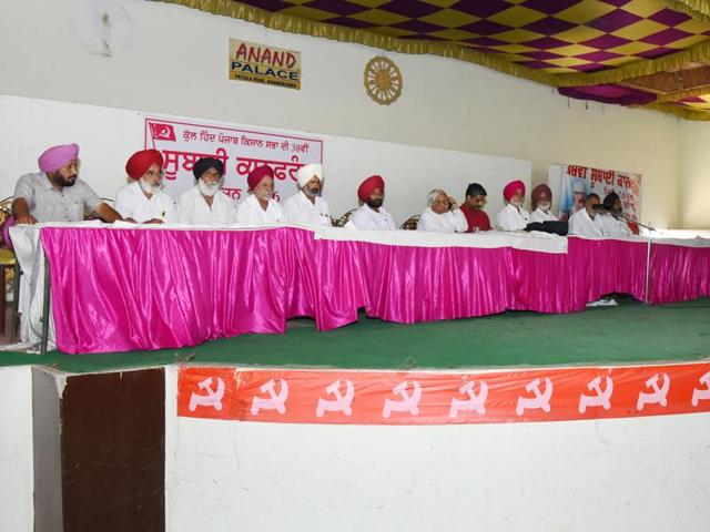 All India Kissan Sabha national general secretary Sukhwinder Singh Sekhon addressing the farmers at Bhawanigarh on Monday. (HT Photo) All India Kissan Sabha national general secretary Sukhwinder Singh Sekhon addressing the farmers at Bhawanigarh on Monday. (HT Photo)