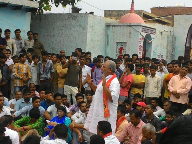 A local resident addresses a panchayat that was organised in Bisada on Monday. The kin of those accused of lynching Mohd Ikhlaq are now demanding registration of cases against Ikhlaq’s family for slaughtering a cow.(HT Photo)