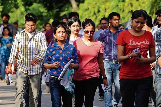 Lakhs of aspirants appeared for the civil services preliminary examination in 2015, which made news because of their demand for age relaxation. The next edition of CSAT will be held on August 7, 2016.(HT File)