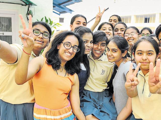 The Council for the Indian School Certificate Examinations, which conducts the ISC exams, will completely overhaul its syllabus and align it with that of the CBSE.(Bharat Bhushan/ HT file photo)