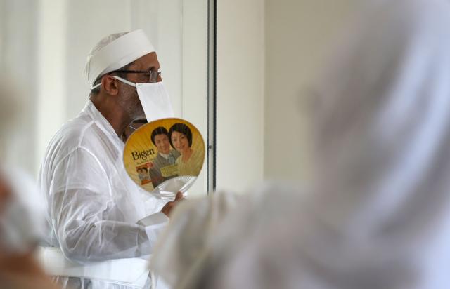 In this photo taken on May 10, 2016, a Parsi priest conducts a funeral service at a prayer hall in Mumbai. (AFP) In this photo taken on May 10, 2016, a Parsi priest conducts a funeral service at a prayer hall in Mumbai. (AFP)