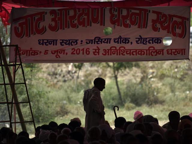 The protesting Jat community members at Jasia village in Rohtak, Haryana, on Monday, June 6, 2016.(Ravi Chaudhary/ HT Photo)